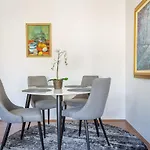 Unit With Balcony Backyard And Parking Near Shops
