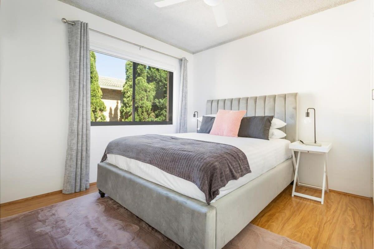 Apartment Unit With Balcony Backyard And Parking Near Shops *
