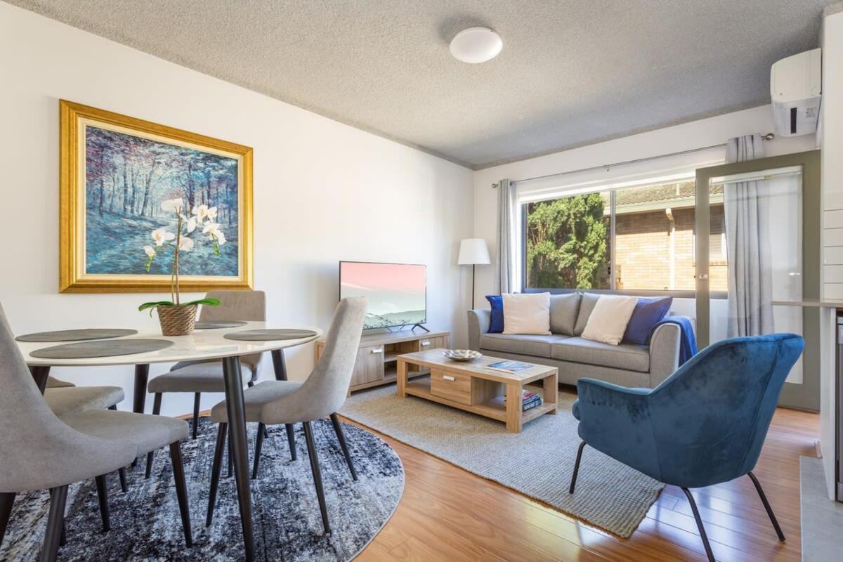 Unit With Balcony Backyard And Parking Near Shops *